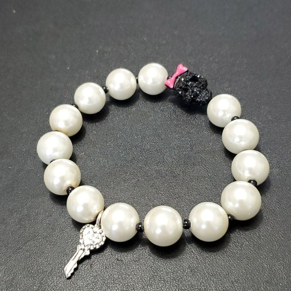 Betsey Johnson black skull bracelet 7.5"